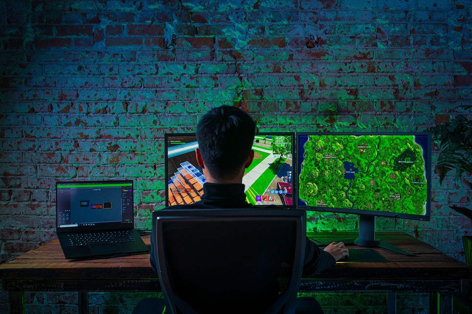 Razer Blade Gaming Laptop Triple Monitor Setup