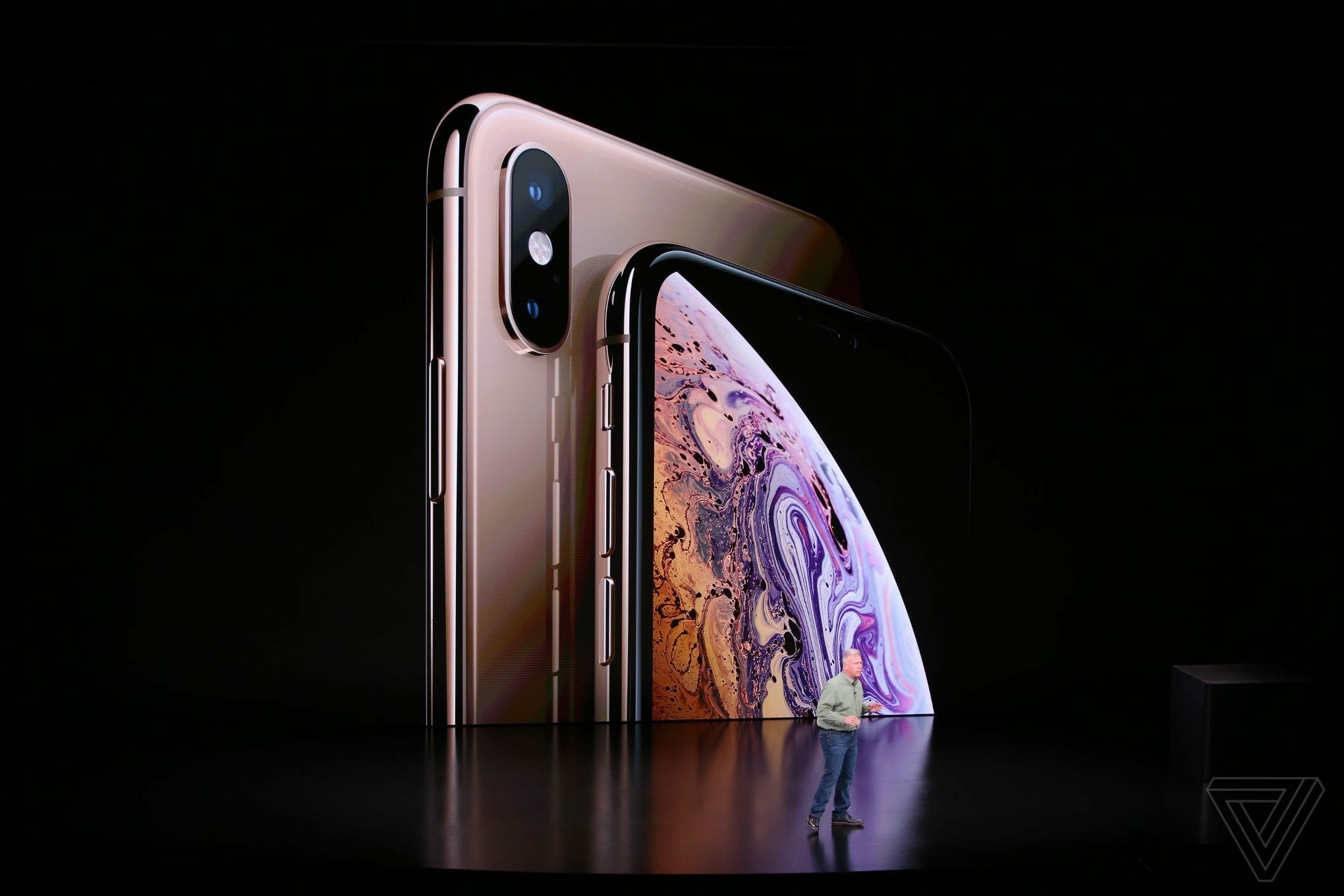 Apple iPhone XS front and back design