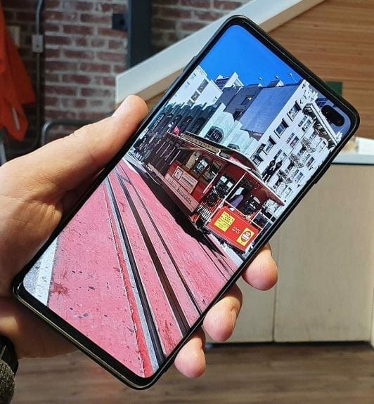 Samsung Galaxy S10 Camera Cutout